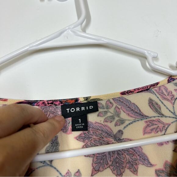 Torrid Floral Blouse Size 1 - Picture 8 of 9
